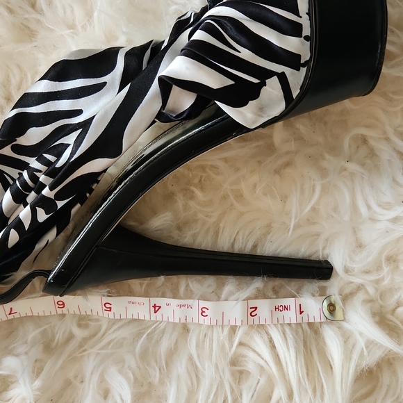 EUC BEBE black and white scarf heels - size 8 - Picture 11 of 16